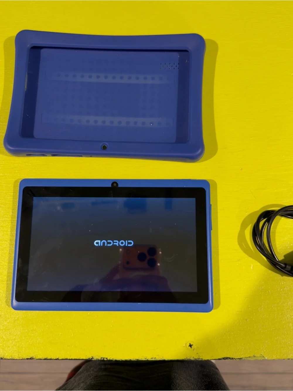 Amazon 7 inch Tablet. Blue. Blue travel case. Dragon Touch Y88X model.